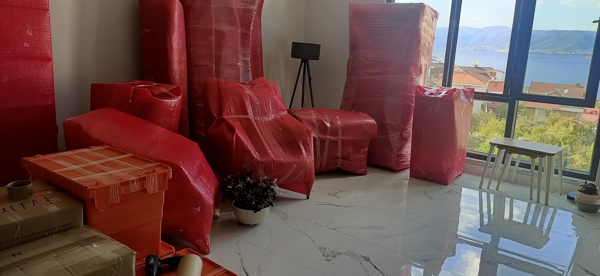 Kendi çalışmamızdan: koruyucu ambalajla taşınmaya hazırlanmış eşyalar